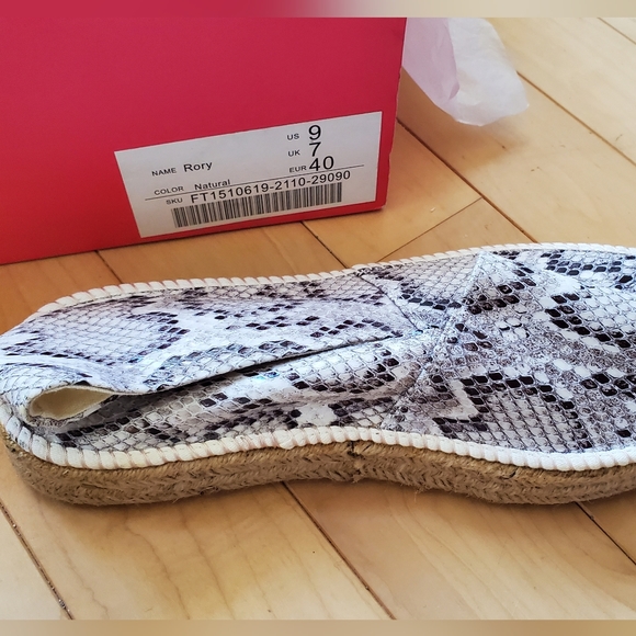 2 for 1 JustFab Loafers Snake skin look brand new in box - Picture 14 of 16